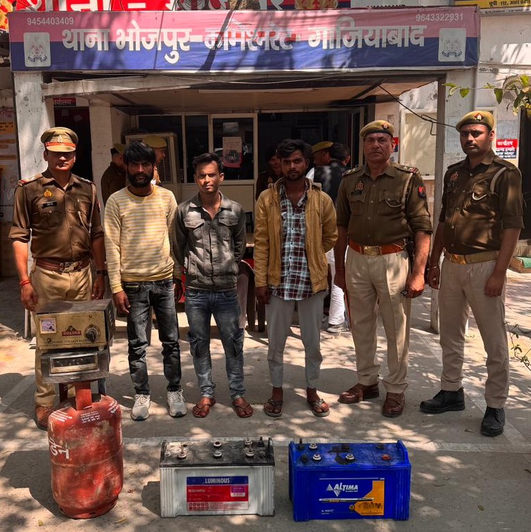 गाजियाबाद के थाना भोजपुर में पुलिस टीम ने एक चोरी का सफल अनावरण किया है और चोरी करने वाले तीन चोरों को गिरफ्तार किया है
